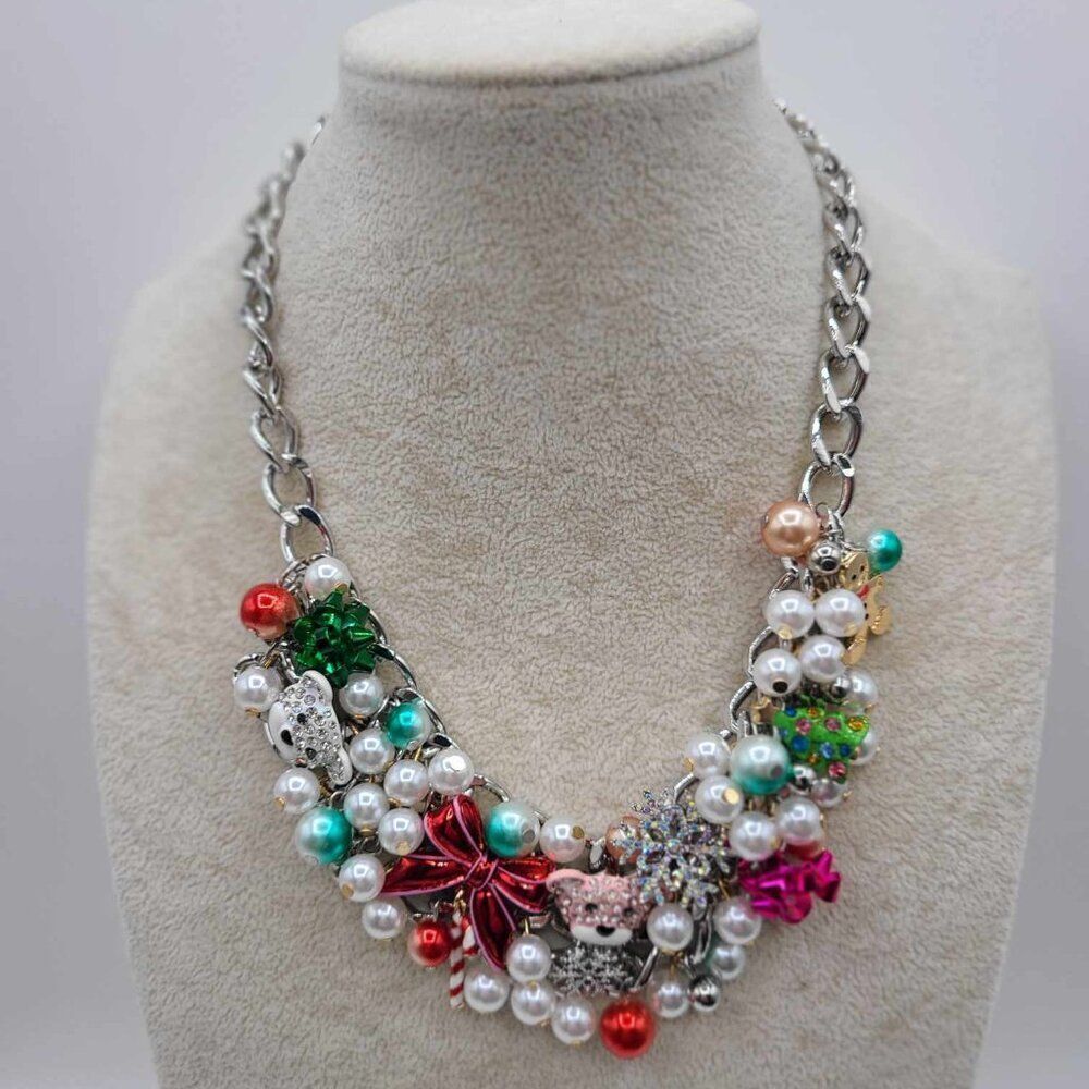 Betsey Johnson Christmas Silver Tone Charm Pearl Statement Necklace NWT! - Picture 9 of 11